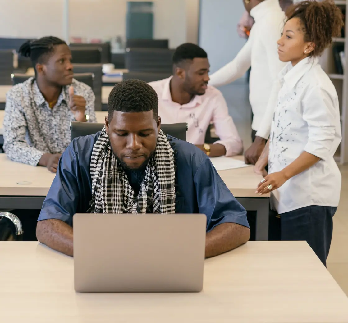 Collaborateurs au travail dans un bureau de représentation