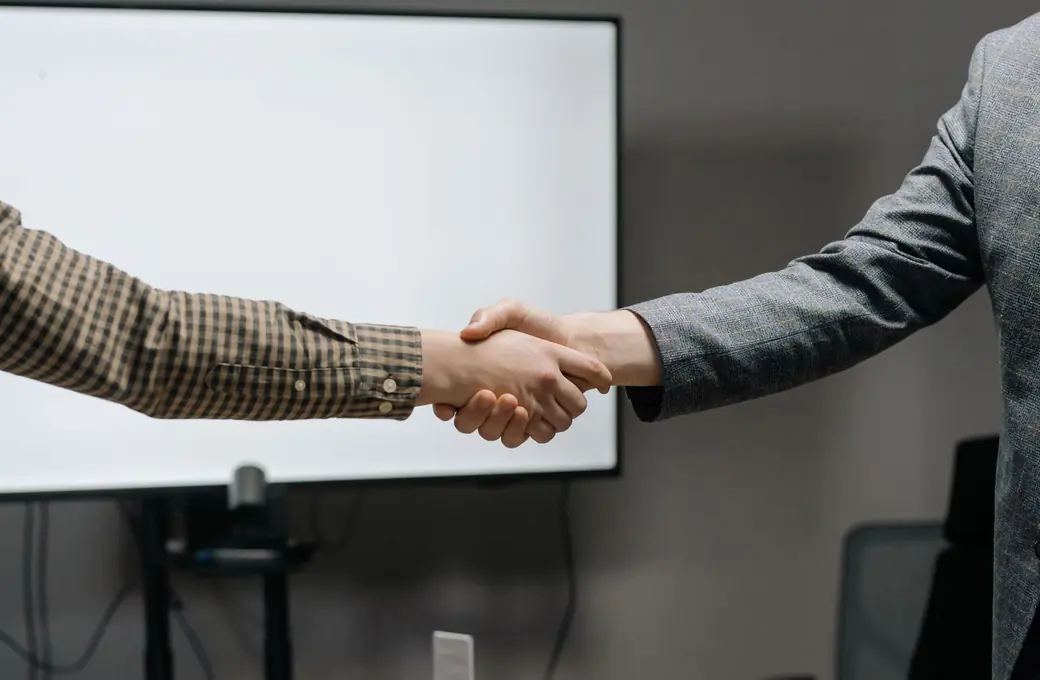Signature d'un accord commercial en rendez-vous client