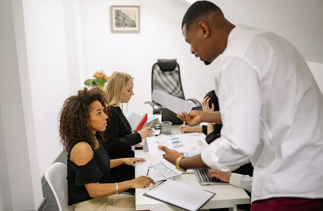Bureau de représentation accueillant clients et visiteurs